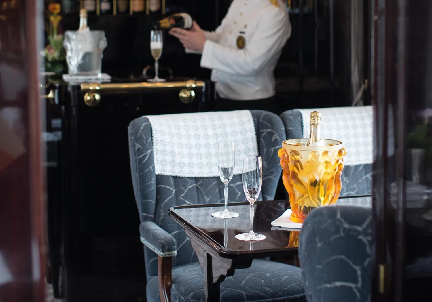 Venice_Simplon-Orient-Express-carriages_-_5_tom7zf