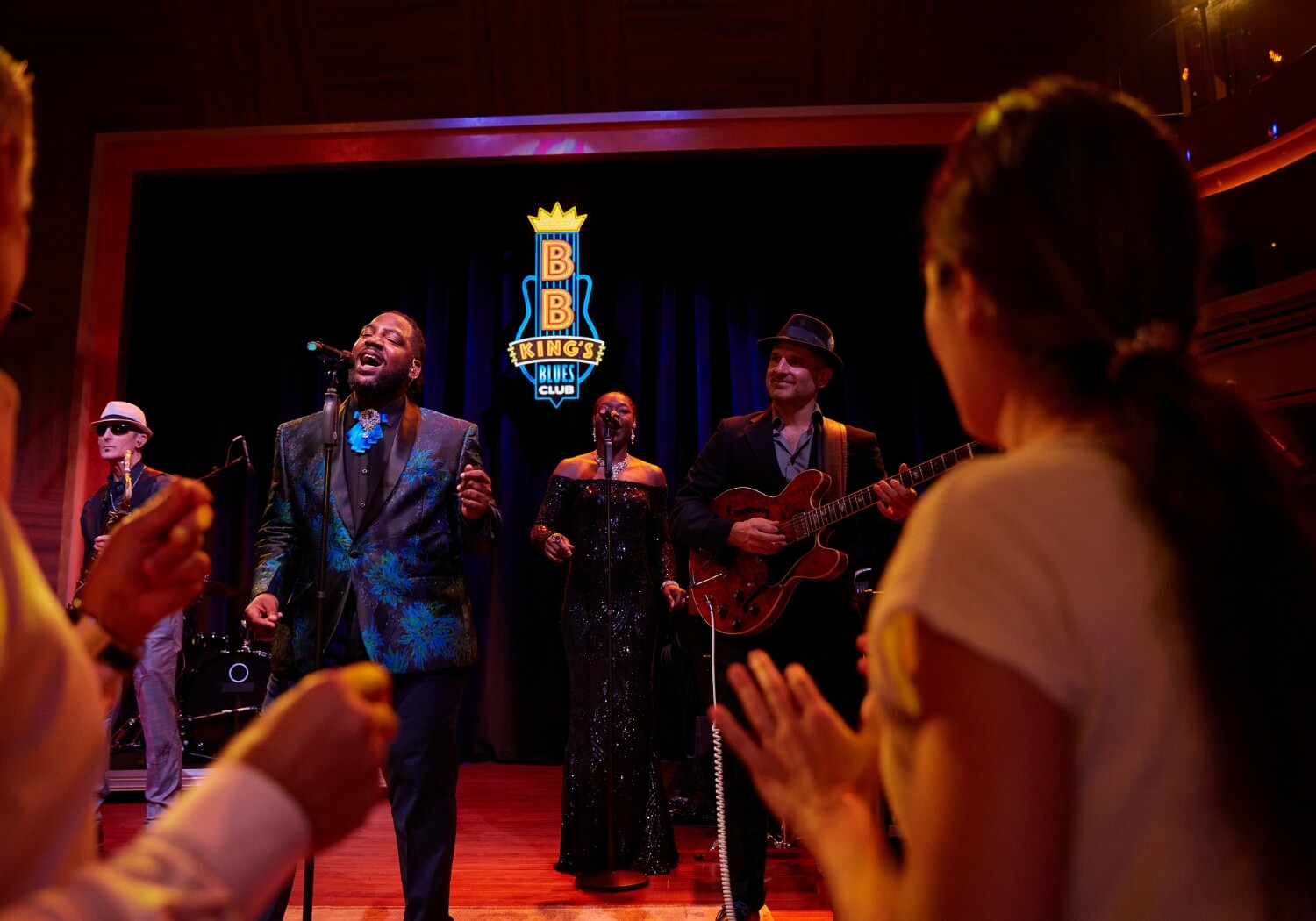Holland-America-Nieuw-Amsterdam-entertainment_1_qhag7o